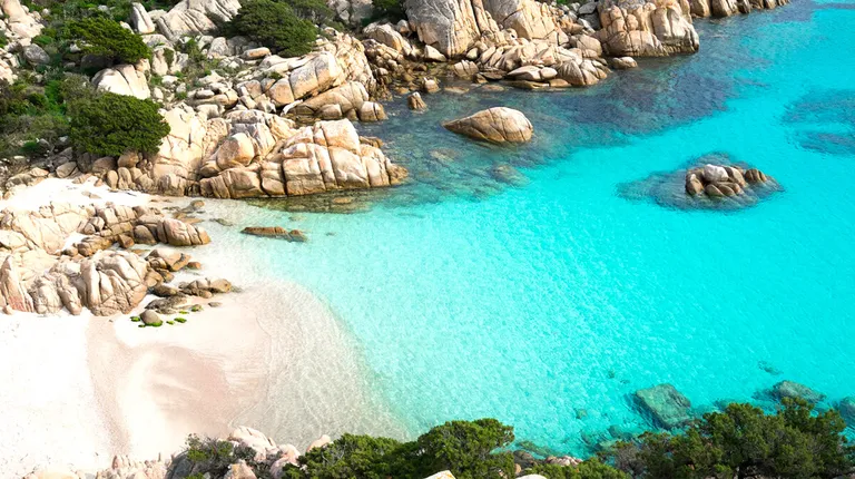Sardinija, otok Caprera- bijeli pijesak i kristalno plavo more