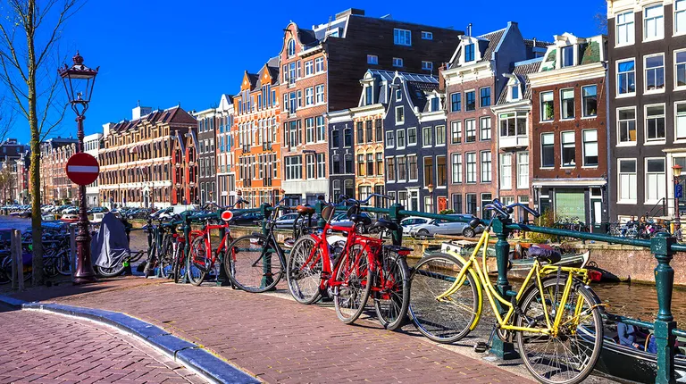 Amsterdam, prekrasne građevine od opeke u centru grada i bicikl kao jedan od simbola grada