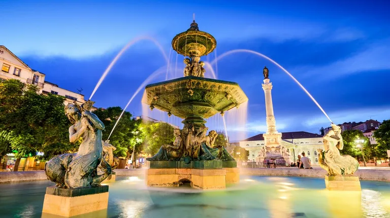Lisabon, fontana na glavnom trgu Rossio i u pozadini spomenik don Pedru IV