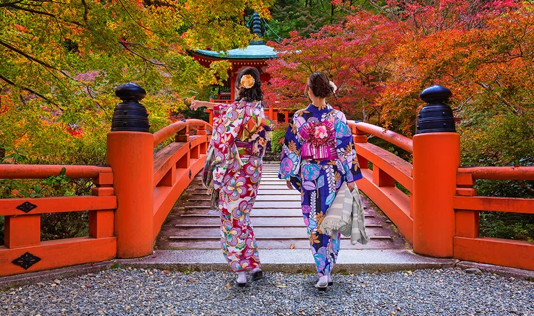 Japan, Kyoto – žene u tradicionalnim japanskim kimonima u šetnji Kyotom