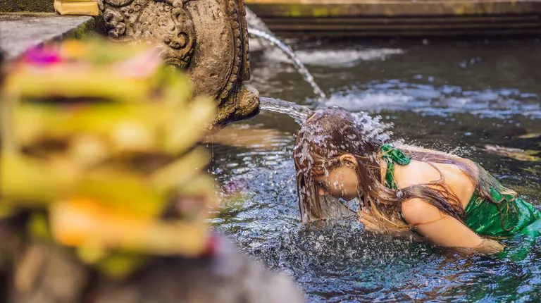 Bali – Žena u hramu svete izvorske vode na Baliju.