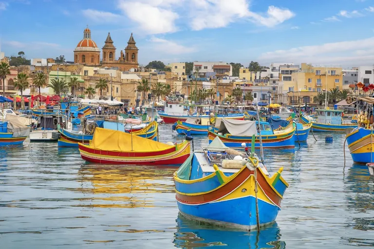 Ribarsko mjesto Marsaxlokk s tradicionalnim brodovima luzzu