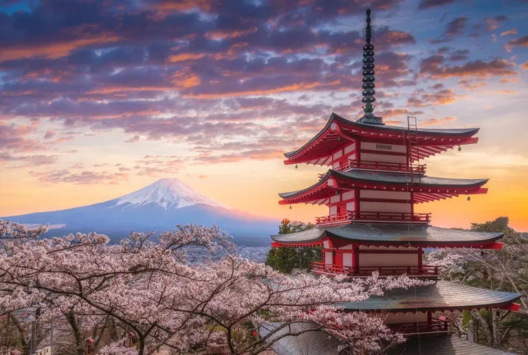 Tradicionalna pagoda i planina Fuji u Japanu