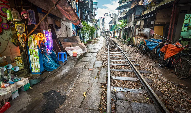 Tajland, Bangkok-željeznica koja prolazi kroz grad