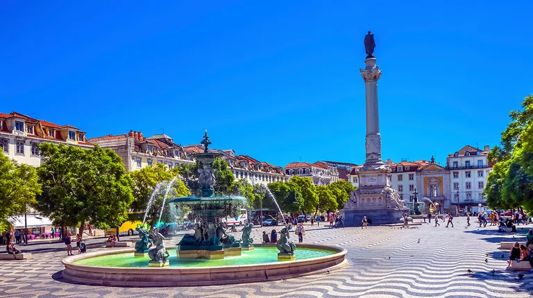 Lisabon, spomenik don Pedro IV i fontana na glavnom trgu Rossio
