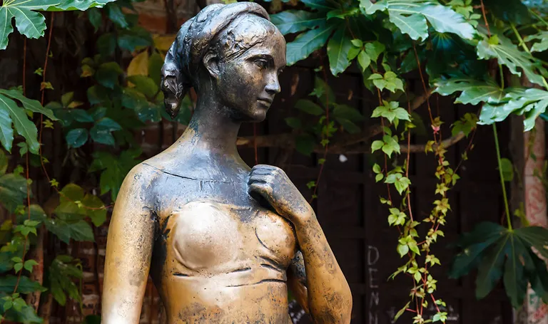 Italija, Verona-poznati kip Julije Capuleti u dvorištu njene kuće