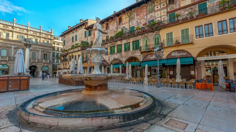 Italija, Verona – Piazza delle Erbe, živopisni gradski trg i nekadašnji gradski forum