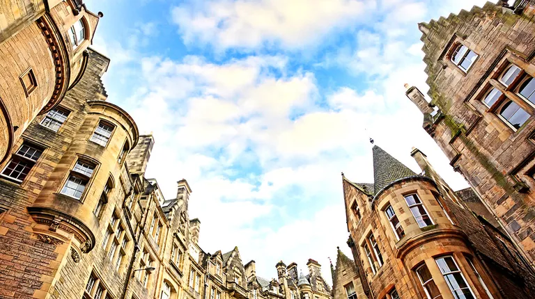 Škotska, Edinburgh -šarm ulica starog grada koji je pod zaštitom UNESCO-a
