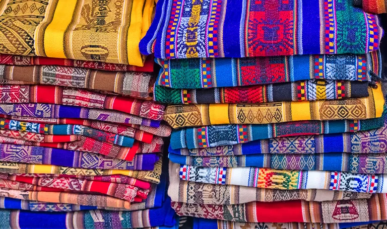 Peru, Chinchero, lokalna tržnica šarenih tkanina