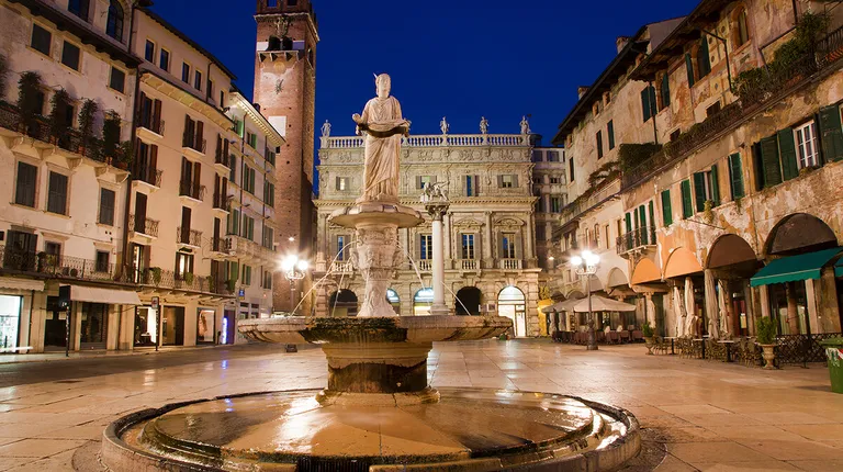 Italija, Verona – Piazza delle Erbe, živopisni gradski trg i fontana Madona di Verona