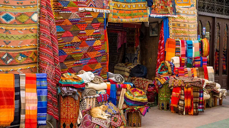 Maroko, Agadir – šarene tkanine na tržinici