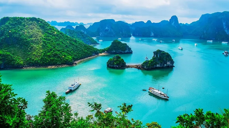 Vijetnam putovanje s uključenim krstarenjem zaljevom Halong bay luksuznim brodom
