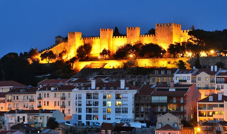 Lisabon, dvorac Sao Jorge- Lisabon noću sa pogledom na dvorac