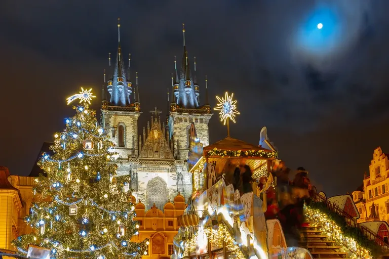 Advent u Pragu s pogledom na crkvu Marije pred Tynom