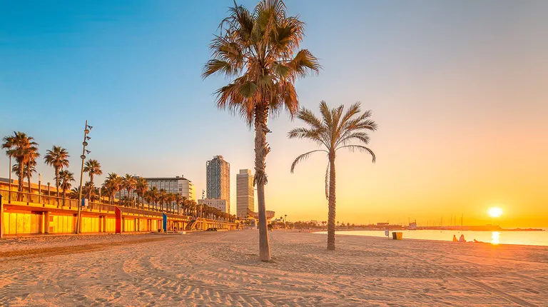 Barcelona, zalazak sunca na plaži Barceloneta