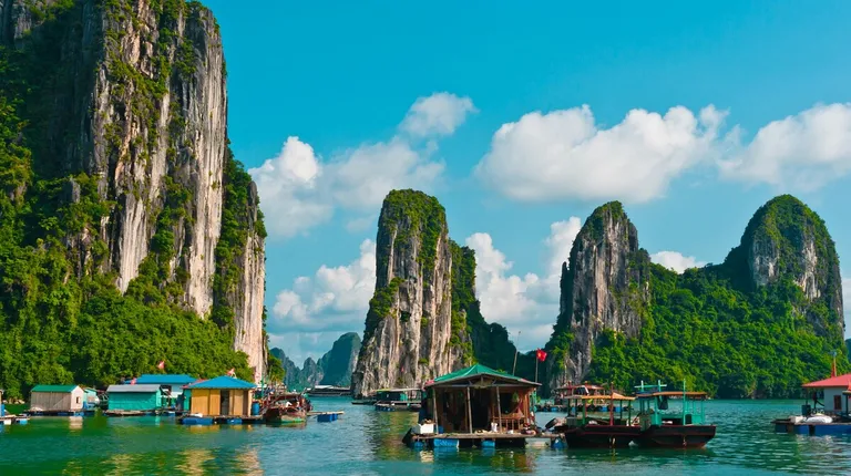 Vijetnam – poznate stijene, plutajuće kuće i dućani u Halong Bay zaljevu