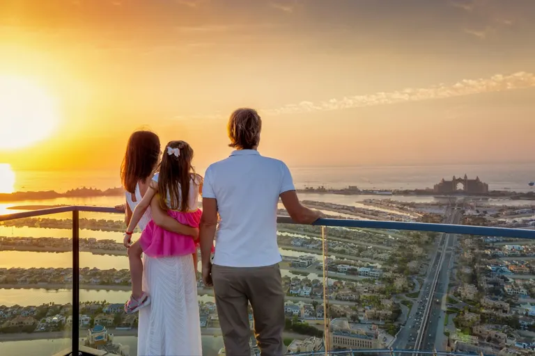 Pogled na Dubai pri zalasku sunca