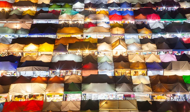 Bangkok, Tajland, šarena tržnica noćnih vlakova Ratchada