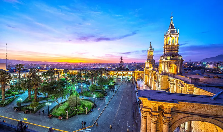 Peru, Arequipa, Plaza de Armas impozantne arhitekture