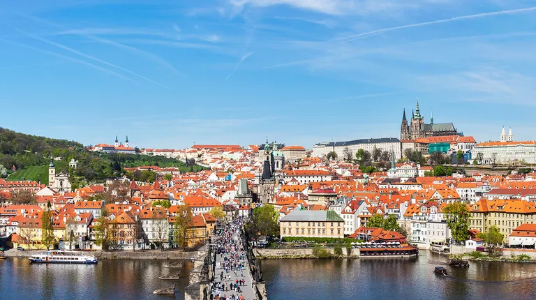 Prag, panorama grada i Karlov most