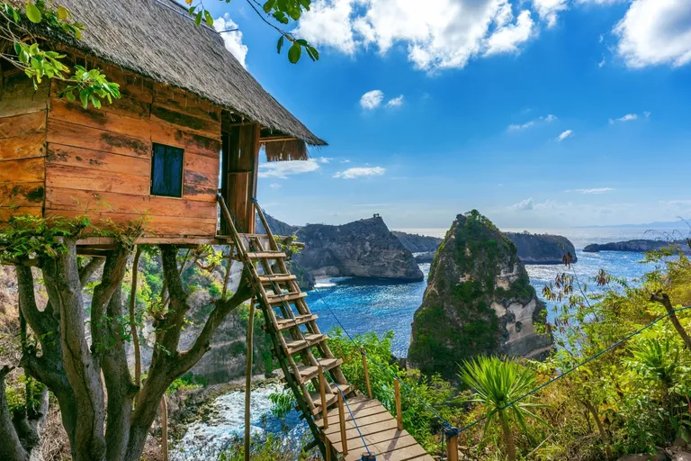 Pogled na litice i ocean s kućice na otoku Nusa Penida