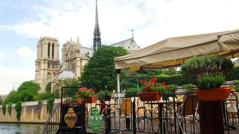 Pariz, pogled na Seinu i katedralu Notre Dame