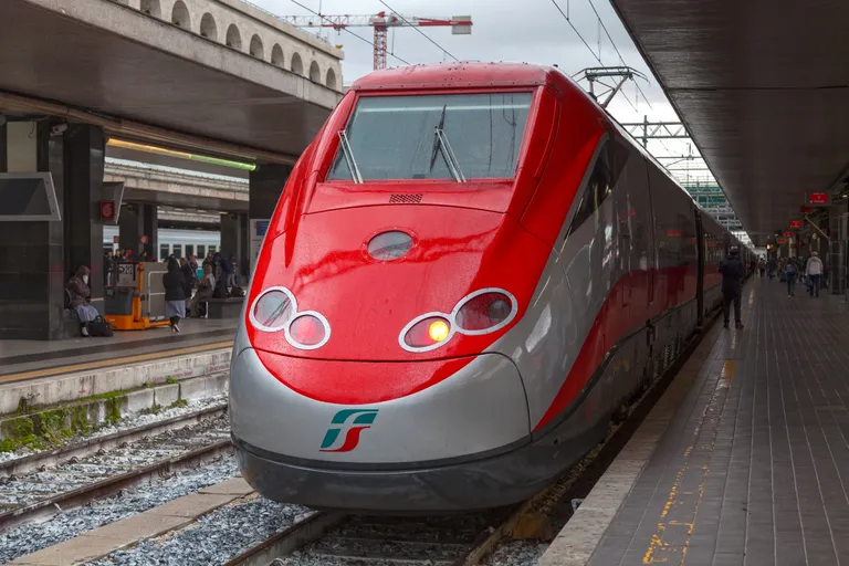 Brzi vlak za Rim kao dio ugodnog i modernog putovanja u Italiju