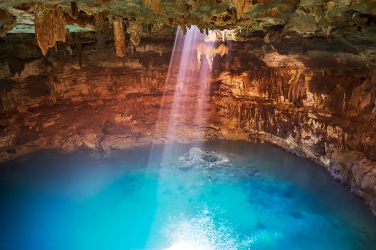 Cenote s tirkiznom vodom
