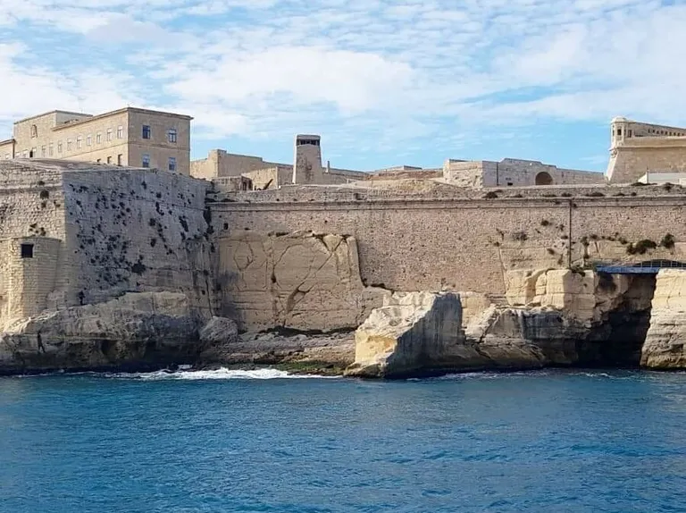 Malta, La Valetta – pogled na zidine sa mora