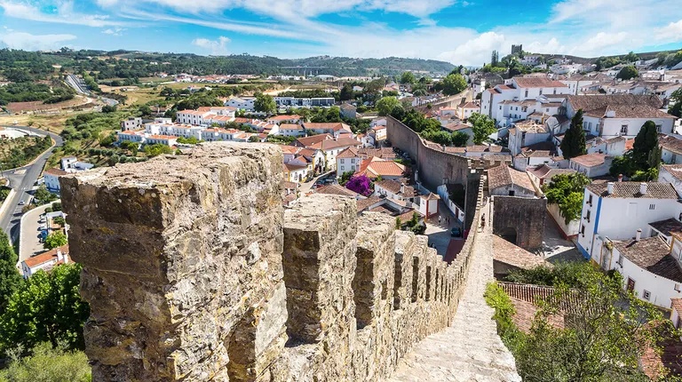 Portugal, Obidos- slikovito mjestašce nedaleko Lisabona opasano zidinama