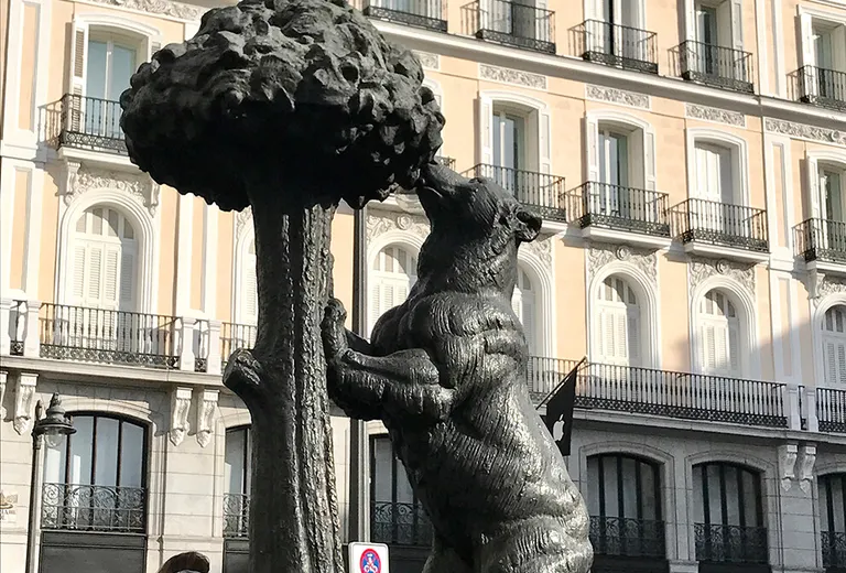 Madrid, Kip medvjeda i stablo jagode predstavlja grb Madrida, Puerta del Sol
