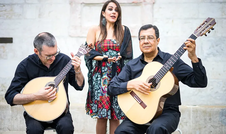 Portugal, Lisabon- tradicionalna portugalska glazba na trgu Alfama