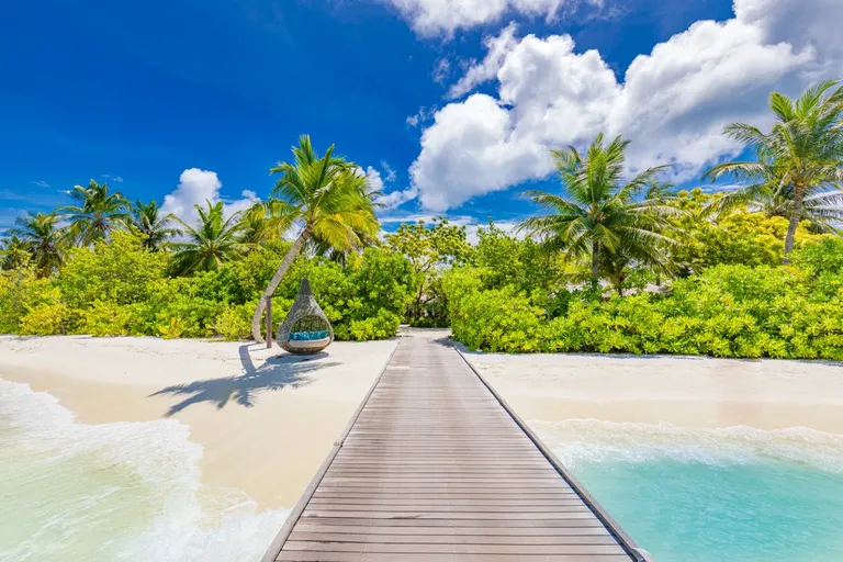 Drveni mol i bijela pješčana plaža na Maldivima
