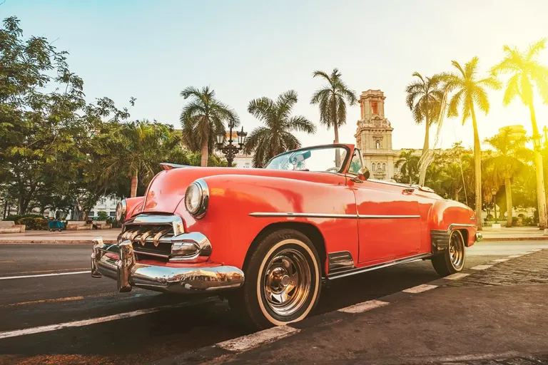 Klasični oldtimer automobil na ulicama Havane na Kubi