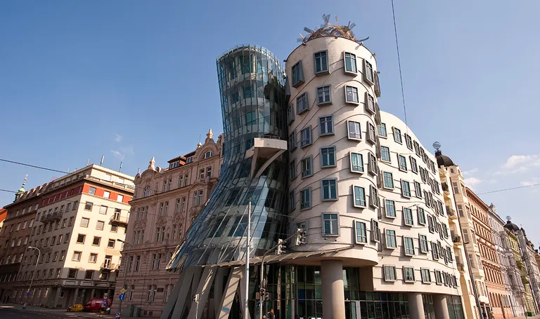 Prag, Plešuća kuća, od milja zvana " Fred i Ginger "po Fredu Astaireu i Ginger Rogers