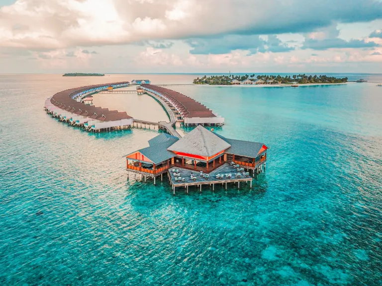 Luksuzni resort na vodi na Maldivima