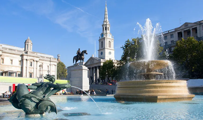 London, Trafalgar Square – popularni trg okružen povijesnim zgradama, galerijama i skulpturama