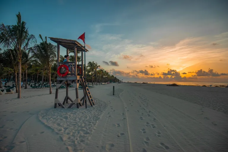 Pješčana plaža u Cancúnu s tirkiznim morem na karipskoj obali