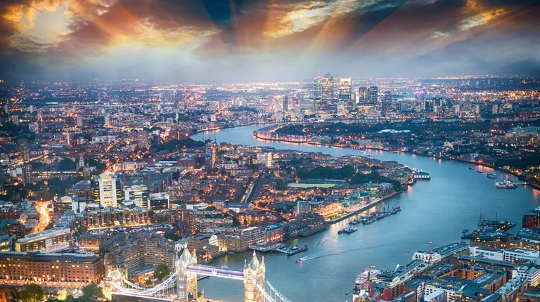 London, panorama grada sa pogledom na rijeku Themsu i Tower bridge