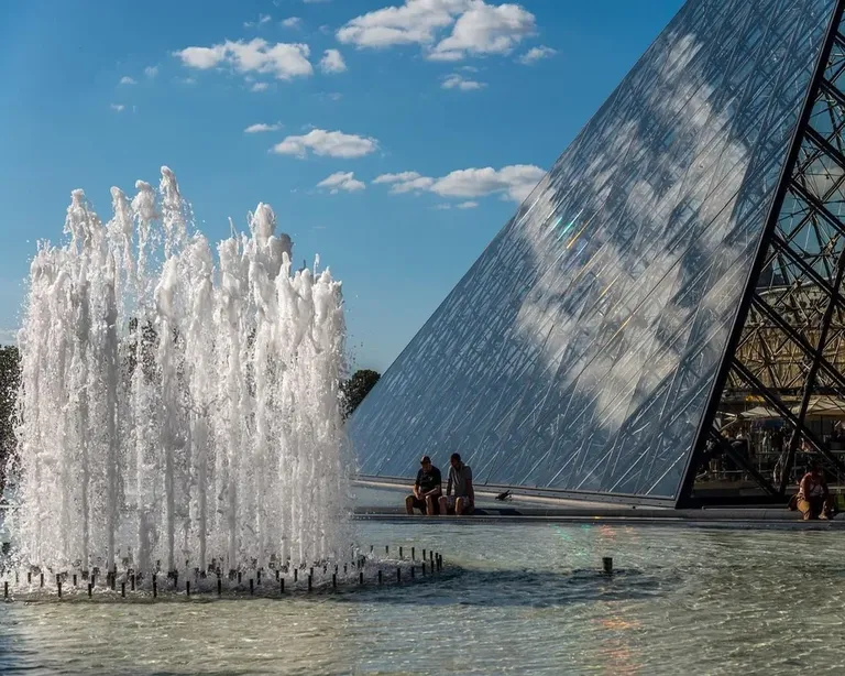 Staklena piramida Louvrea s fontanom, Pariz