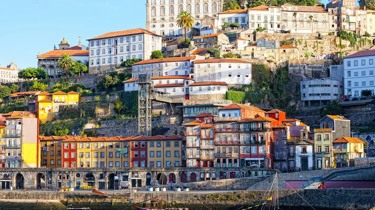 Portugal, Porto – najstariji dio grada uz rijeku Douro gdje se nalaze brojni kafići i barovi