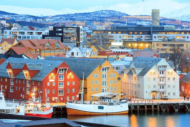 Tromsø luka i šarene kuće tijekom zime u Norveškoj