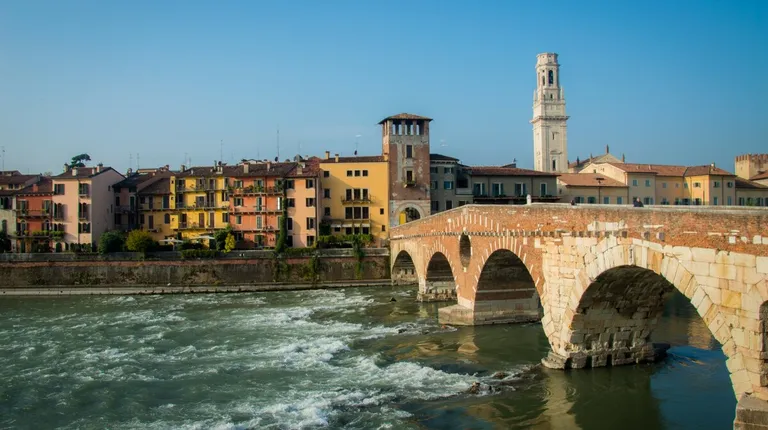 Italija, Verona- most Ponte Pietra, rimskog luka koji prelazi rijeku Adige, najstariji most u Veroni