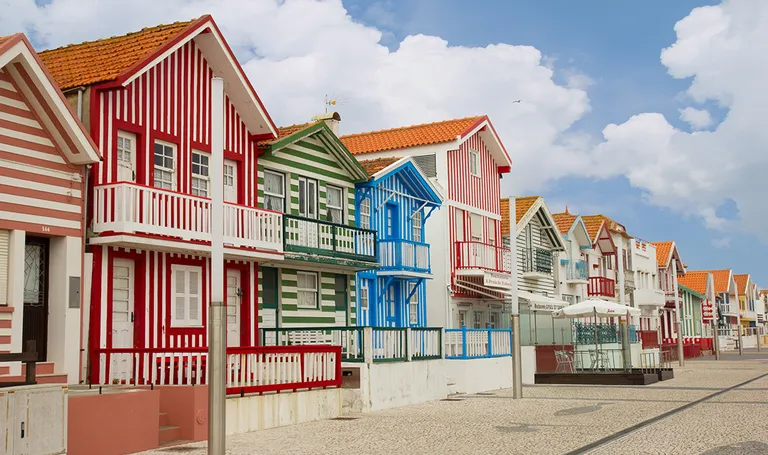 Portugal, Aveiro- tradicionalne prugaste kuće u Costa Nova