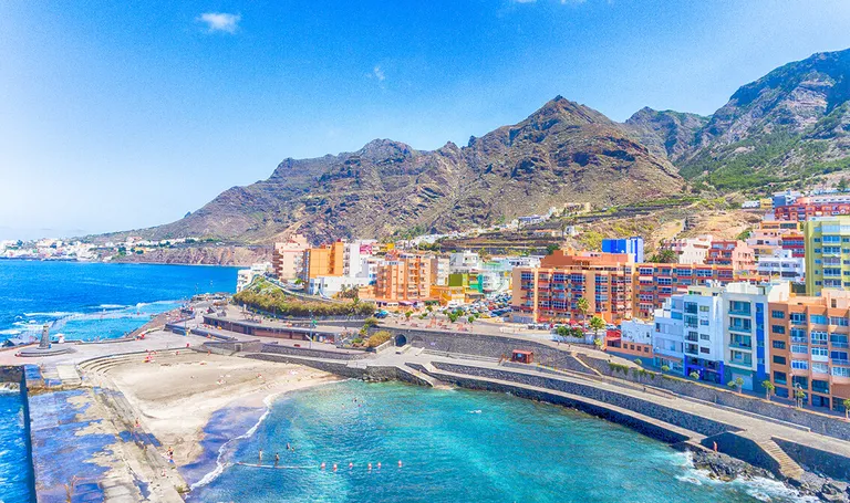 Tenerife, Bajamar – pogled na Bajamar prirodno izgrađene bazene