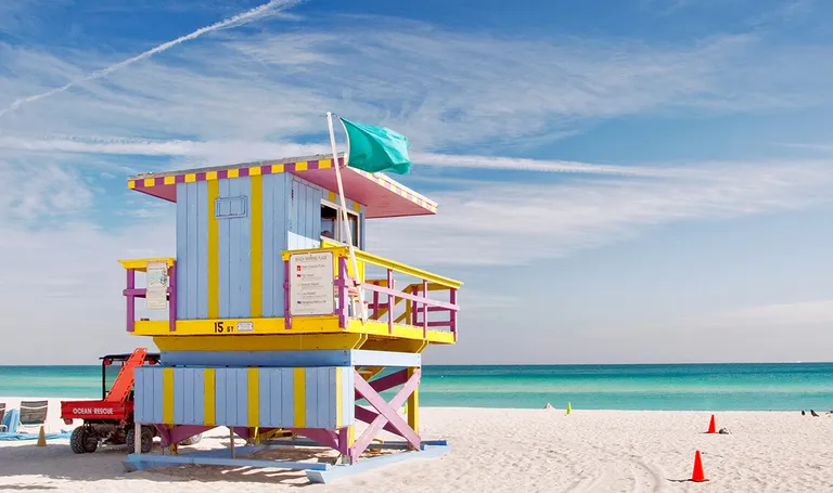 Florida, Miami Beach – spasilačka kućica na pješčanoj plaži