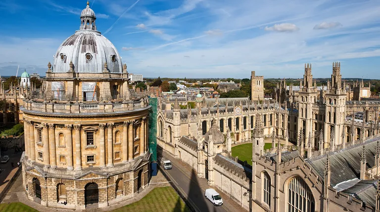 Engleska, Oxford-grad u kojem se nalazi jedno od najstarijih i najprestižnijih sveučilišta