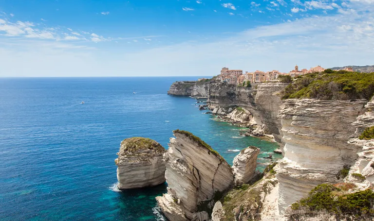 Korzika, Pogled na stari grad Bonifacio izgrađen na vrhu litice