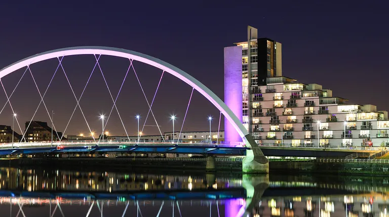 Škotska, Glasgow-most Clyde Arc jedan od najljepših mostova preko rijeke Clyde