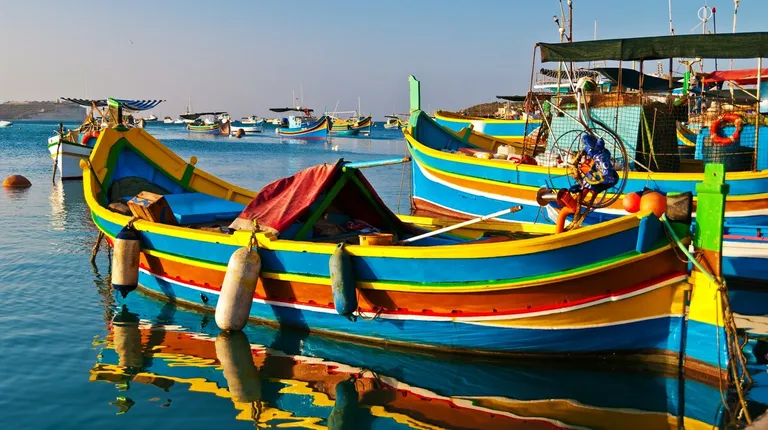 Malta, Luzzu -tradicionalni malteški ribarski čamci obojani u tri boje sa očima